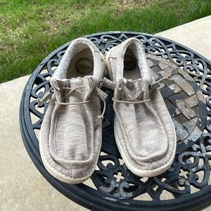 Men’s Hey dudes size 8. Tan/cream color